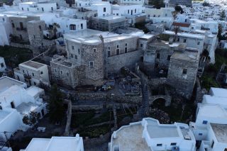 Αποψη του κάστρου της Νάξου, εκεί όπου δημιουργούνται το Μουσείο Κυκλαδικού Πολιτισμού και το Μουσείο Ναξιακού Πολιτισμού που θα φιλοξενήσουν μοναδικά εκθέματα. Και τα τρία κτίρια είναι ιστορικής σημασίας και μοναδικής αρχιτεκτονικής